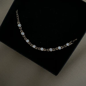 GLITTER | Fotlänk  - Fotlänk med diamantstenar   - Passar till öppna skor  - Perfekt till stranden  - God kvalité 