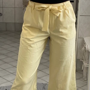 Gula finbyxor - Gula finbyxor med skärp. Kortare längd! Köparen står för frakten