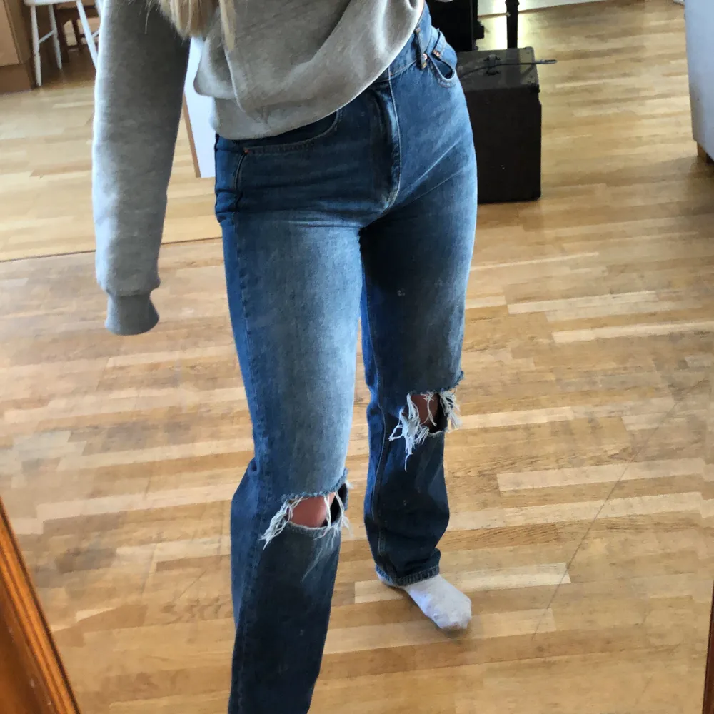 Snygga jeans med hål i båda knän, säljer pga att de inte blivit så använda! Alltså även i superbra skick, de passar både 36 och 38 skulle jag säga❤️. Jeans & Byxor.