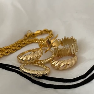 Guldringar - ENDAST blixt-ringen kvar! ❤️‍🔥Ringar i guldimitation! Se min profil för fler ringar.  90kr/ ring. 160kr/ två ringar & 180kr/ tre ringar 🥰