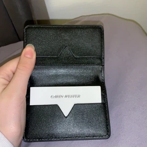 Carin Wester korthållare  - Helt ny Carin Wester korthållare (har även en i blå) skriv gärna om du har några fundering eller vill ha fler bilder🥰💗 nypris är 200kr! kolla gärna in mina andra annonser, samfraktar gärna :) 