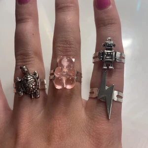 Justerbara ringar - Säljer dessa coola och trendiga justerbara ringar. Har gjort dom själv genom att lima fast en berlock på en ring⚡️ 20kr/st + frakt ❌ Robot slut ❌.       Går även att köpa med valfri bokstav på för 10kr + frakt✨