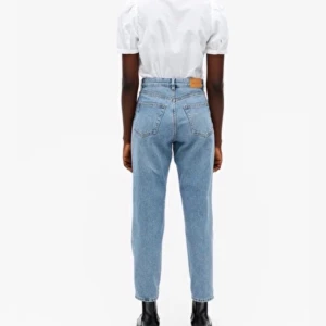 Jeans monki - Populära jeans från monki! Klippt av där nere så att det blir en sliten kant. Sitter jätte snyggt på!💕             Nypris: 400 kr