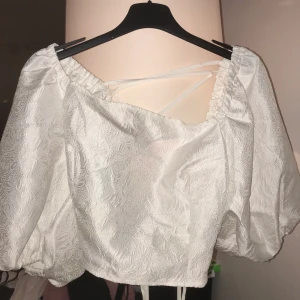 Nakd misslisibell  - Säljer en topp från Nakd i misslisibell kollektion. Den är helt öppen på ryggen med snören som man ska kunna knyta. Storlek 40