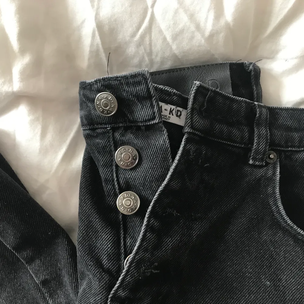 Super snygga jeans frön NAKD. Mom jeans inspirerade med slit där nere. Använd ett par gånger och har några små märken som inte syns tydligen men därav billigare pris💕. Jeans & Byxor.