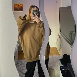 Brun oversized crewneck från district fortysix - Skit fet brun oversized tröja i Medium köps på junkyard, använd en gång! Köpt för 500kr, bud från 150kr i kommentarerna 😘