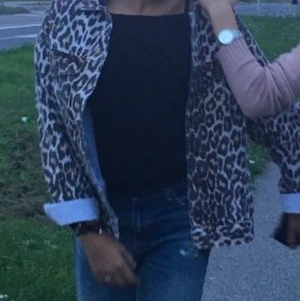 Leopard jeansjacka - En leopard mönstrad jeansjacka från Pull & Bear, i strl oversized S. Den är välanvänd men i gott skick. Köpt för 499kr men säljs inte längre.