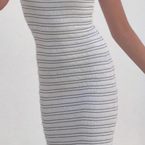 Randig klänning - En söt sommarklänning som är offshoulders. Den är från Kappahl i strl 170 och använd fåtal gånger.