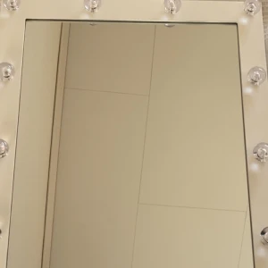 Smink spegel - Smink spegel från Class Ohlson används ej bra skick köptes för 400kr💕 Pris kan diskuteras💕