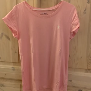 POLO Ralph Lauren t-shirt! - Knappt oanvänd! Priset börjar på 100kr men buda.Tröjan passar för 12-14 åringar men den passar ändå äldre! Frakt ingår EJ i priset!