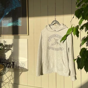 Oanvänd one of one hoodie  - Säljer en helt ny limited edition hoodie från one of one, som släpptes 29 januari🥰 (det är herr stl så ganska stor i stl)❤️