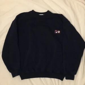Mörkblå oversized sweatshirt från Fila - Mörkblå oversized sweatshirt från Fila. Storlek M men passar även L, eller XS/S mer oversized.