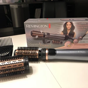 Remington Varmluftsborste Keratin Protect  - Helt ny Varmluftsborste från Remington. Endast testad en gång!! Alla delar finns med, inget saknas. Hör av er om ni önskar mer information💓💕 ny pris:599kr