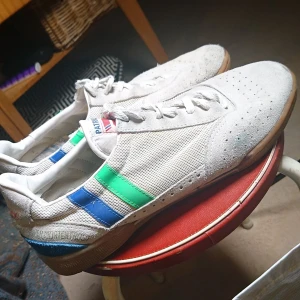 Retro sneakers - Ovanliga och snygga sneakers i mocka. Märket är Patrick. Bra vintage-skick. Står ingen storlek men dom passar 44🍀