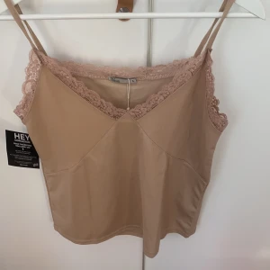 Beige/brunt linne  - Beige/brunt linne med spets, men lappen kvar. Köpt på nelly