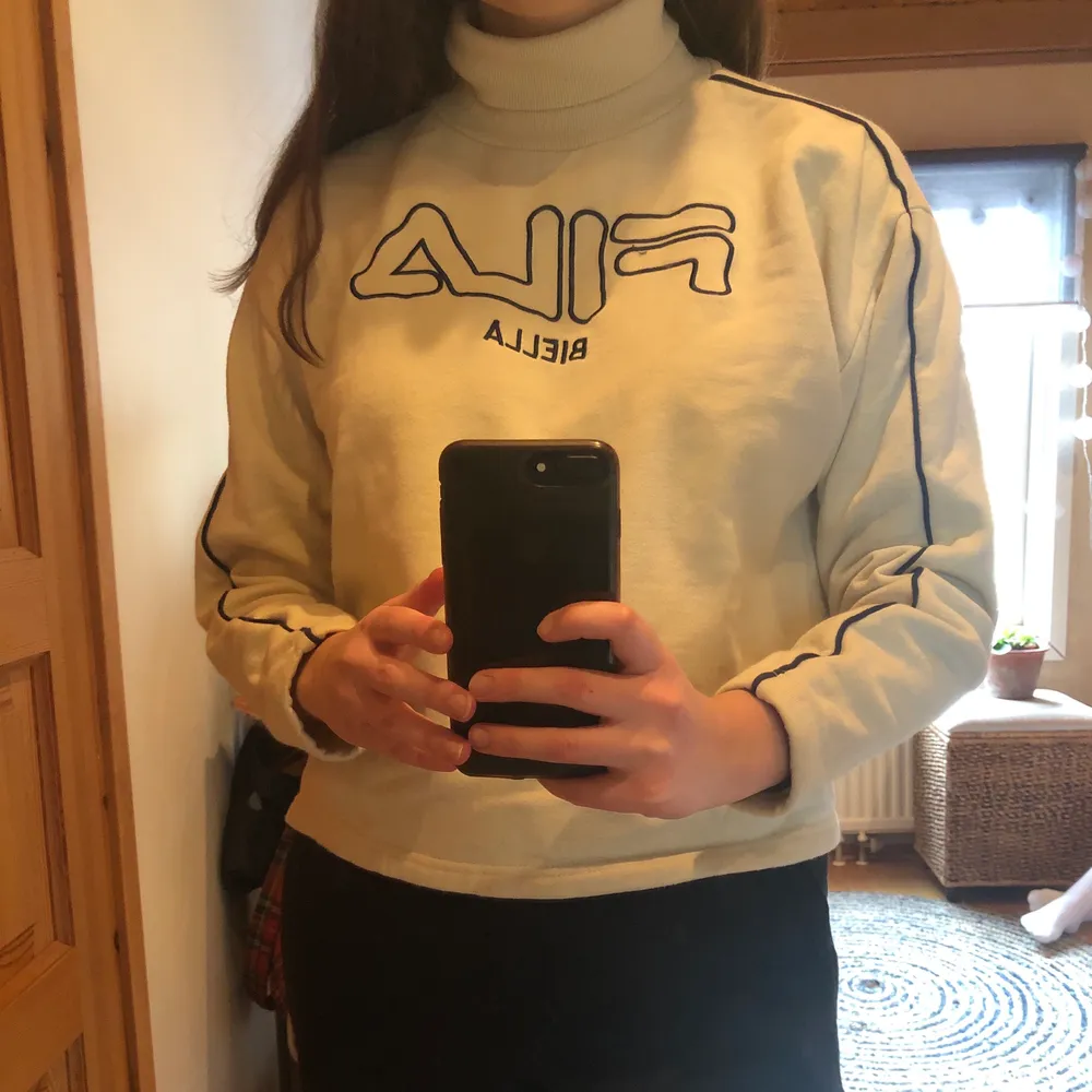 Fin beige/krämvit Fila sweatshirt med polokrage👼🏼. Säljer pga att jag inte använder längre. Frakt tillkommer!📦. Hoodies.