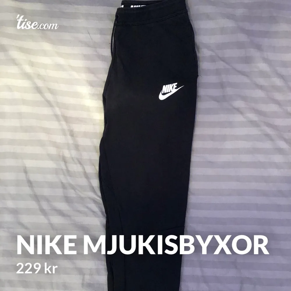 Svarta Nike mjukisbyxor i storlek M. Det är ett litet hål vid vardera ficka som man kan se på bild nummer 2.💘 229kr inklusive frakt!!. Jeans & Byxor.