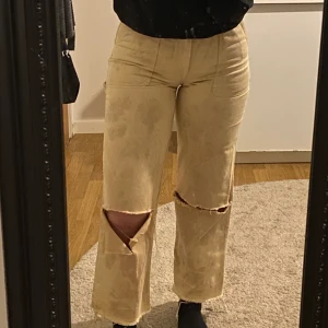 Jeans  - Spräckliga jeans, väl använda men i bra skick storlek 26, bud börjar på 200kr+frakt