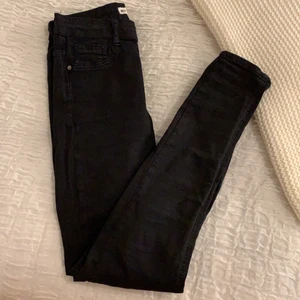 Molly Jeans - Säljer dessa jeans ifrån Gina Tricot. Det är ett par vanliga svarta jeans som är använda fåtal gånger och är i Gina Tricots modell Molly. Köparen står för frakt💕