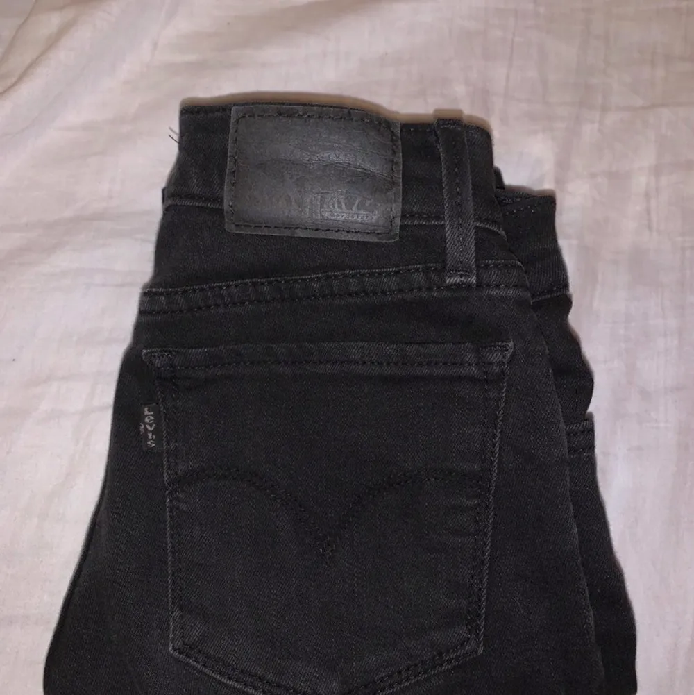 Svarta levis jeans. Har tvättat ”ur dom” lite för ville ha de mer gråa. För tycker de e snyggt! Köparen står för frakten o skriv privat om ni vill ha med bilder 💕. Jeans & Byxor.
