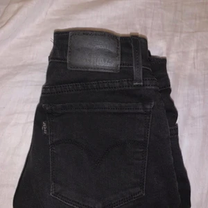 Levis skinny jeans - Svarta levis jeans. Har tvättat ”ur dom” lite för ville ha de mer gråa. För tycker de e snyggt! Köparen står för frakten o skriv privat om ni vill ha med bilder 💕