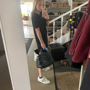 Rodebjer klänning - Klänning från Rodebjer som är använd en gång. Slutar ovanför knäna. Är 170