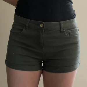 Shorts  - Militärgröna shorts, ej högmidjade