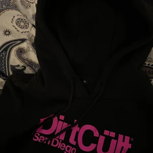 dirtcült hoodie - Säljer nu min dirtcult hoodie med rosa text, storlek M i tjej modellen (passar S) beroende på hur man vill att den ska sitta, säljer pågrund av för liten för mig, använd några gånger men är i bra skick som ny! Säljer för 300kr + frakten 📦 