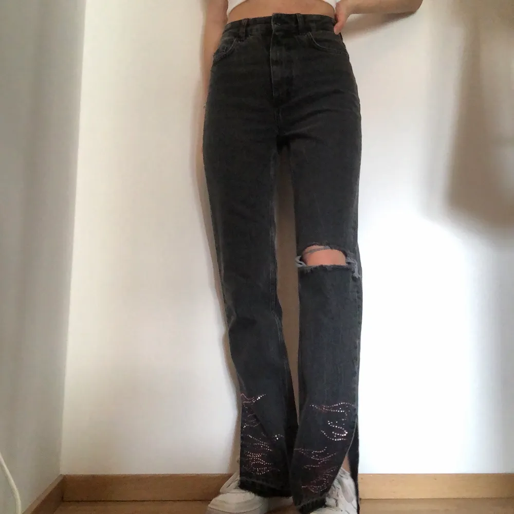 Bershka x Hello Kitty jeans i storlek 36, i nyskick. Jag är 174cm. Pris: 399kr + 66kr frakt (nypris: 559kr). Jeans & Byxor.