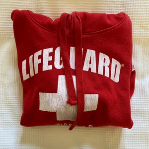 Lifeguard hoodie - Hoodie köpt i Florida. Det slitna på trycket var så när den köptes, då den är sparsamt använd!! Sjukt skön❤️ frakt ej inkl.