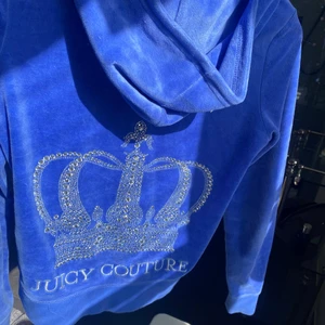 Juicy couture kofta - Säljer denna super snygga juicy couture kofta, sparsamt använd och i bra skick💙Den är i strl xs!! Pris kan diskuteras