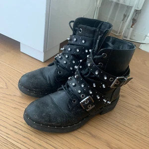 Boots med nitar - Säljer mina älskade boots som är sparsamt använda, lite smuts på bilden, men tvättas bort innan dem skickas iväg! Annars i heöt nyskick! Storlek 37 och köptes för 800kr❤️