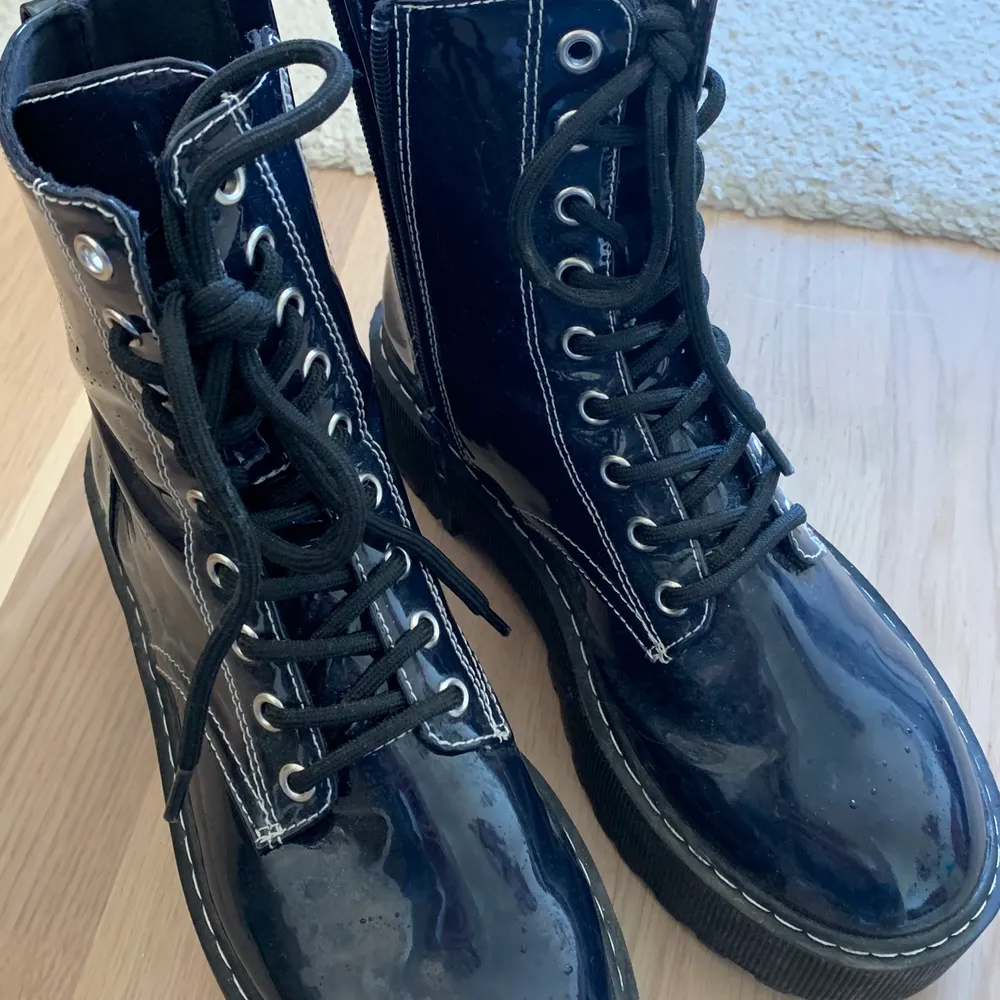 Trendiga mörkblå boots med platå från h&m! Knappt använda, säljs på grund av FÖR många boots här hemma :’) nypris 349kr! Frakt står köparen för😌❤️. Skor.