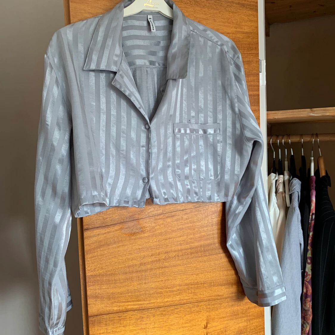 Grå croppad skjorta  - 90