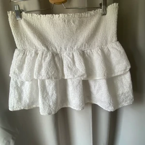 Sommar kjol - Jätte fin kjol från lovaies i storlek S! Kjolen har någon ljus fläck som ni kan se om ni kollar noga på bild 2 men går säkert bort i tvätten. Bud är bindande och start budet är 100kr +  frakt