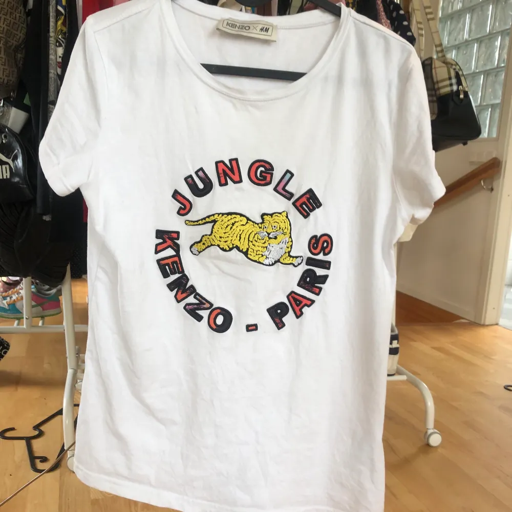 Säljer denna T-shirt från hm x kenzo! Frakt ingår. T-shirts.