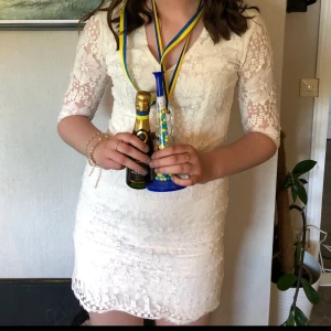 Skolavslutningsklänning - Jättefin vit klänning i spets från dry lake. Perfekt för skolavslutning eller student. Endast använd en gång.