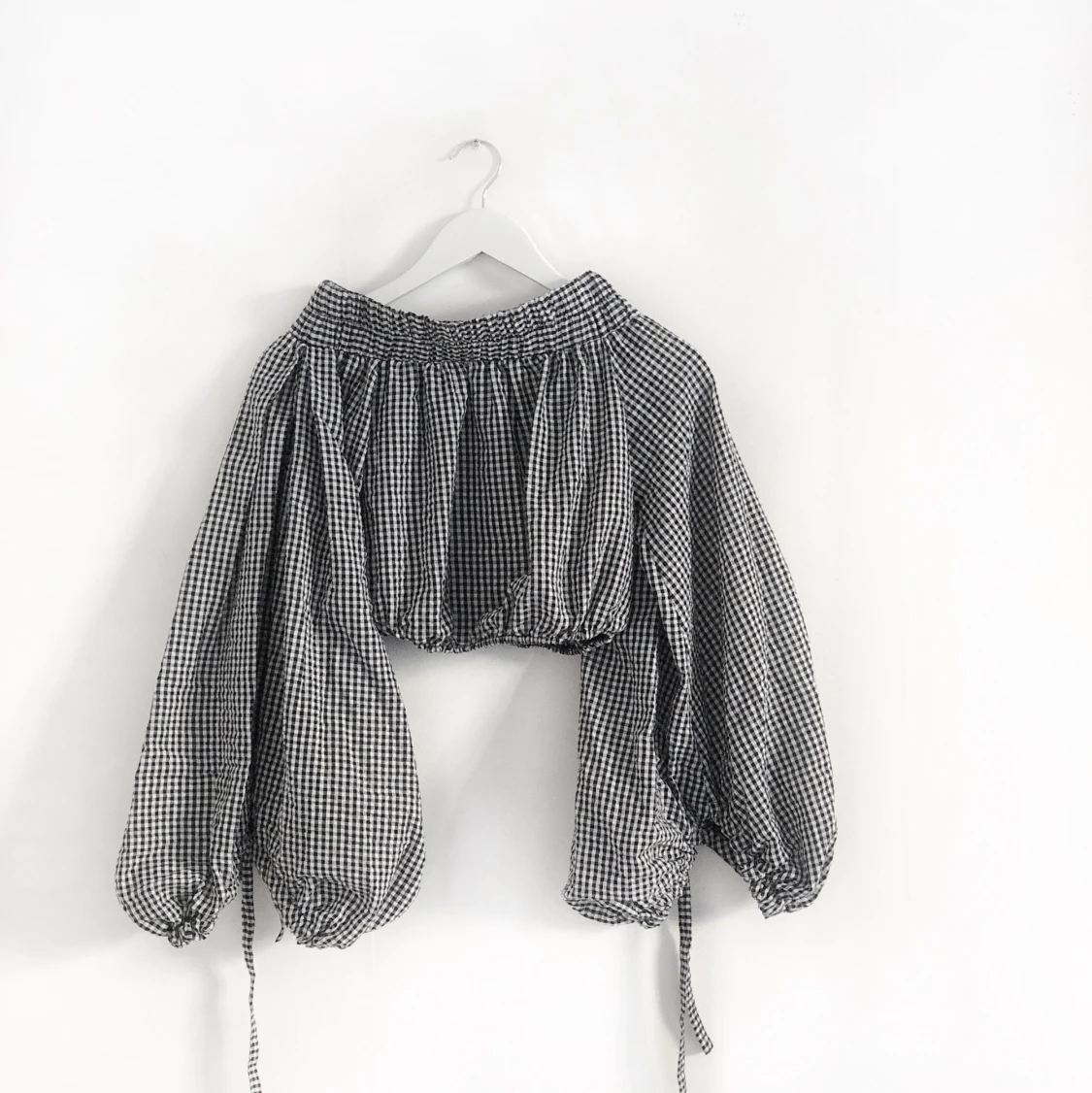 Rutig blus med ballongärm från Boohoo