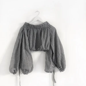 Rutig blus med ballongärm från Boohoo - Svart och vit rutig blus med ballongärm från Boohoo, storlek 34. Jag skulle säga att den passar storlek 36 också.  Bra skick! 