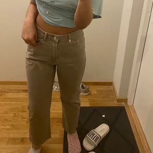Från Zara - Köparen står för frakt. Helt nya, köpt för 399kr. Kan säga att de passar mer till strl 40