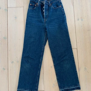 Levis - Supersnygga straight ribcage jeans från Levis! Uppsprättad söm längst ner, därav någon centimeter längre än original! 
