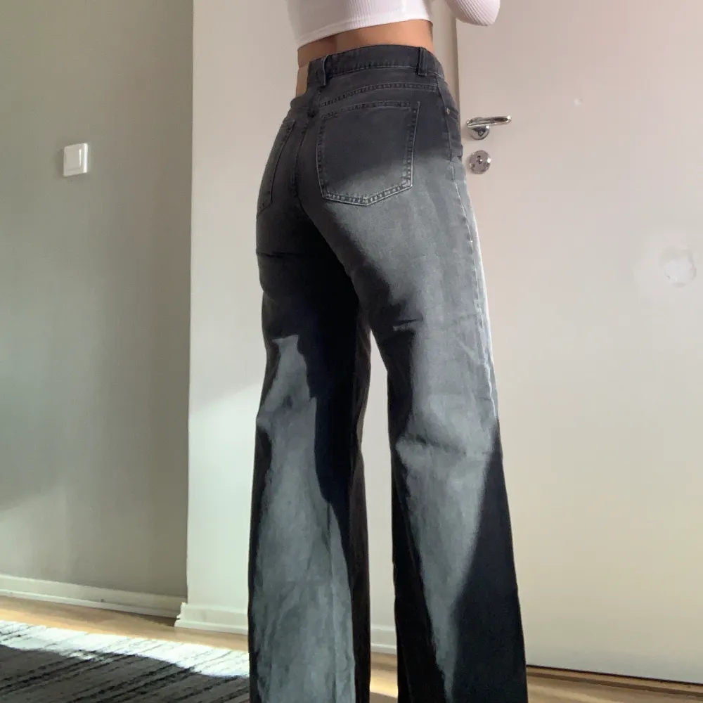 Helt nya byxor från H&M. Jag är 170cm!! Säljer dem för att jag vill rensa min garderob💓💓💓. Jeans & Byxor.