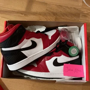 Jordan 1 - Hej! Säljer nu ett par Jordan 1s satin Snake. Women 6.5 (37,5)❤️                 De är helt nya och Stock X verifierade med kvitto och Tag. Råkade beställa i fel storlek och säljer därför de vidare. Nypris i samma storlek just nu är runt 350$. Köparen står för frakten.🥰