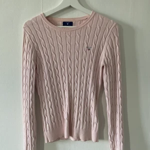 Stickad gant - Fint skick, dock ett litet hål längst fram på höger arm. Hållet kommer från larmet i butiken. Äkta