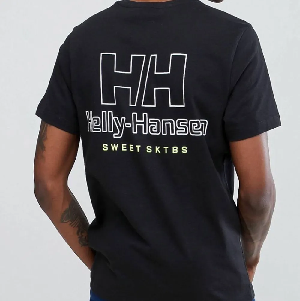 Säljer denna snygga Helly Hansen t-shirt som ger den perfekta oversized looken!🤎den har lite bleknings fläckar på sig därav priset🥰 . T-shirts.