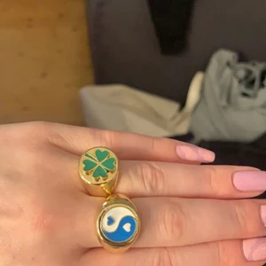 Ringar - Säljer dom här ringarna. Aldrig använda. Köpta från ByAnastasia💙✨ en för 80, båda för 150kr