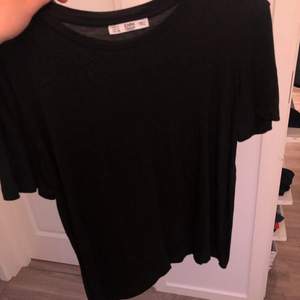 En svart T-shirt från Zara i storlek S