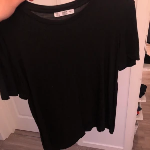 Svart T-shirt  - En svart T-shirt från Zara i storlek S