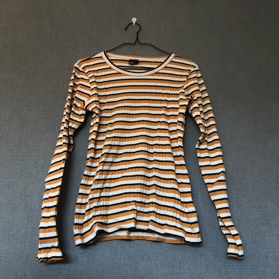 Ribbad tröja i retrostuk