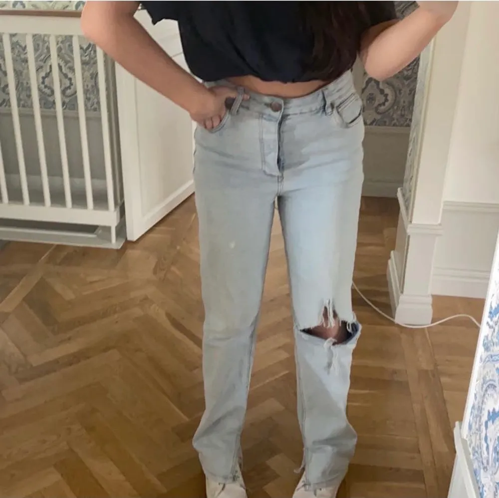 Ljusa raka jeans från zalando som är slutsålda! Hålet och slitsen i benet har jag klippt själv. Dom är otroligt mjuka och sköna. Är storlek 40 men passar även mindre. Frakt ingår ej😍. Jeans & Byxor.